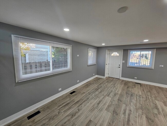 Building Photo - 1535 E Jane Ave