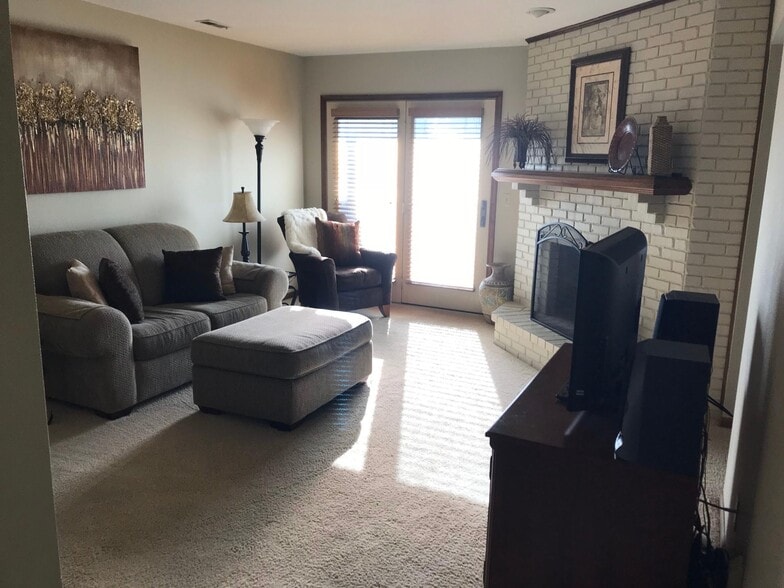 Living Room - 5005 Faraon St