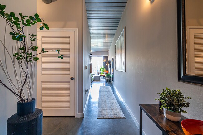 Building Photo - 620 Glen Iris Dr NE