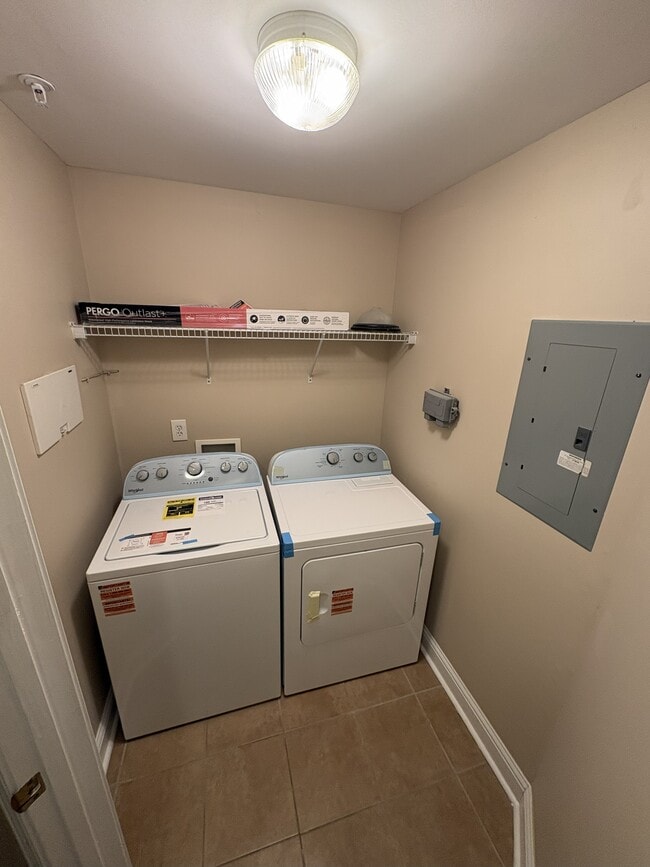 Building Photo - 3323 Town Creek Cir