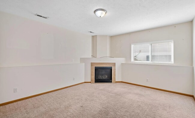 Building Photo - 3 Bedroom With Great Layout!!