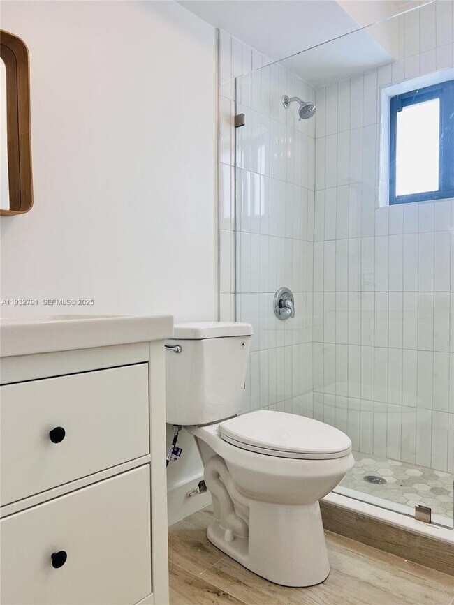 Building Photo - 910 SW 4th Ave