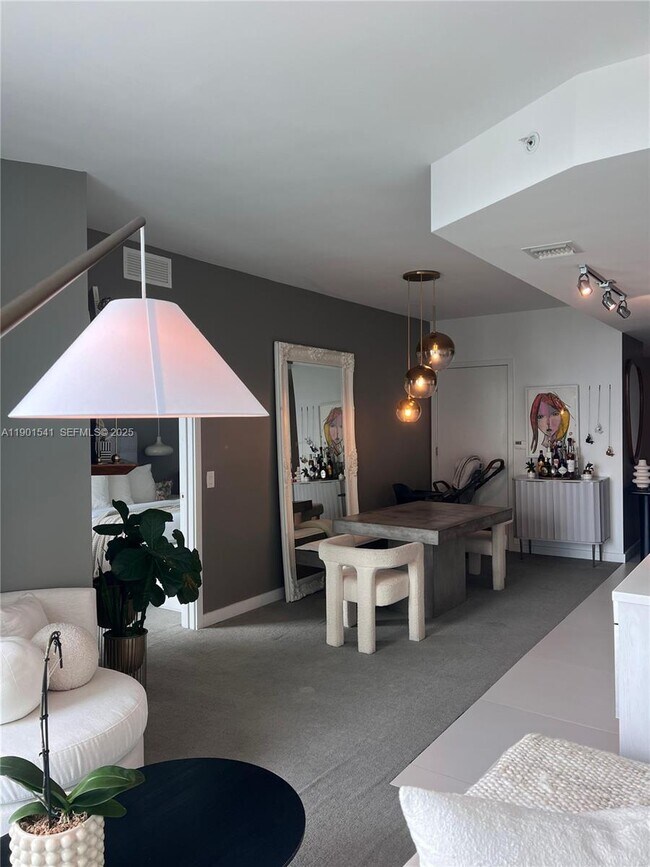 Building Photo - 501 NE 31st St