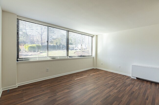 Building Photo - Charming garden-level 2-bedroom, 1-bath home