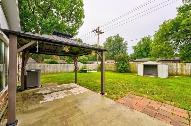 Building Photo - Updated 3-Bedroom Home with Spacious Backy...