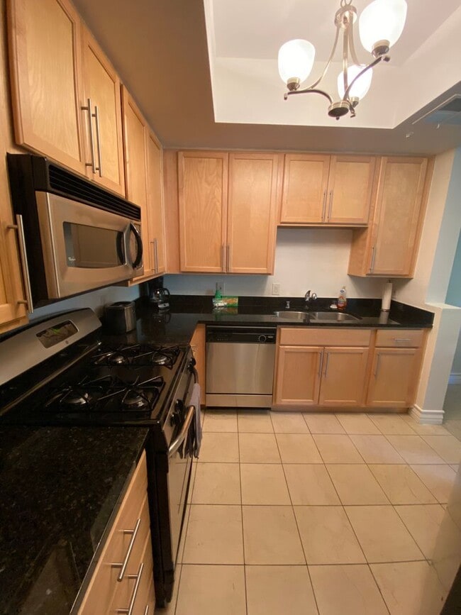Building Photo - Beautiful Fully Furnished 1 bedroom just b...