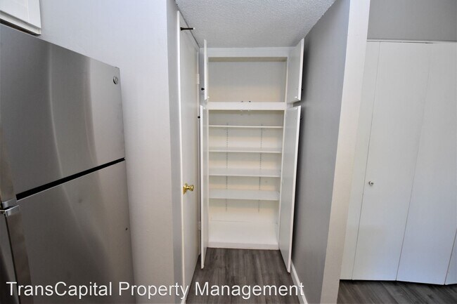 Building Photo - 8867 Salmon Falls Dr