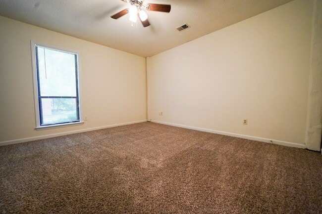 Building Photo - E. Charlotte - 3br 2ba Ranch w/Sunroom