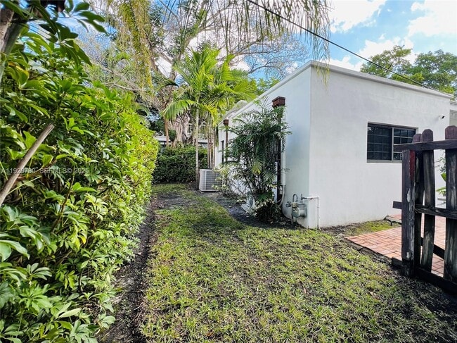 Building Photo - 1407 SE 2nd St