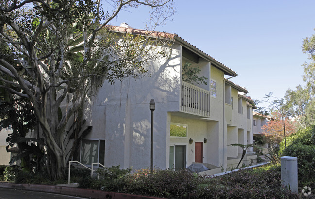 Building Photo - La Jolla Village Tennis Club