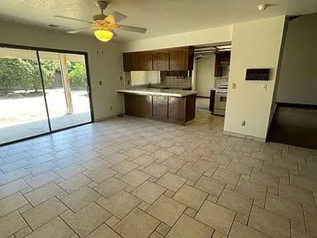 Building Photo - Very large 3 bedroom home with spacious li...