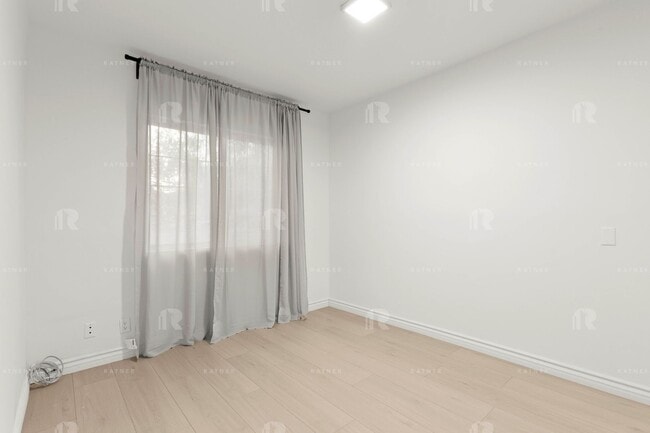 Building Photo - Newly Remodeled Huge Open Concept 4 Bed / ...
