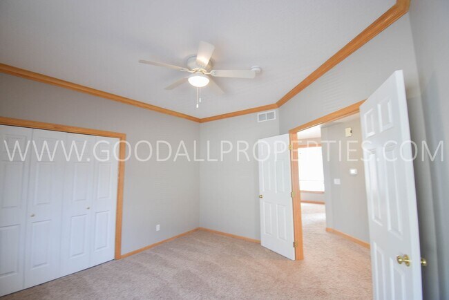 Building Photo - 2 Bedroom 2 bath Town Home in West Des Moines
