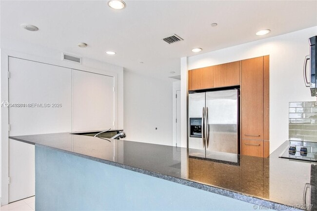 Building Photo - 1060 Brickell Ave