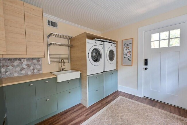 Building Photo - 2076 Ridgedale Rd NE