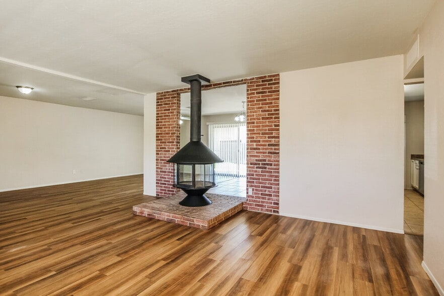 Building Photo - 8037 E Oak St