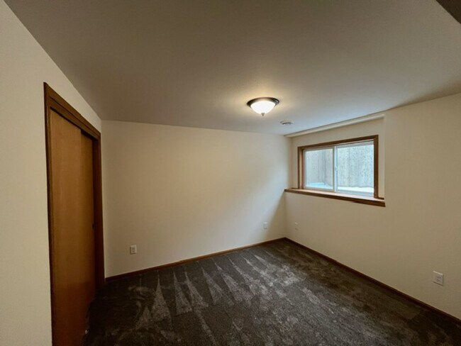 Building Photo - 516