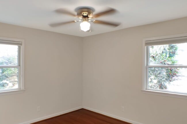 Building Photo - 4 Bedroom on 1 acre