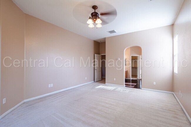 Building Photo - 3 Bedroom/2 Bath Home with an office and paid solar - $2695 per month!