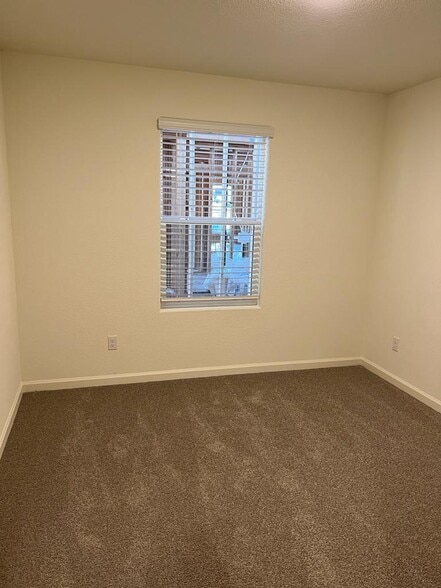 Room with shared bathroom - 368 Shafer Ave