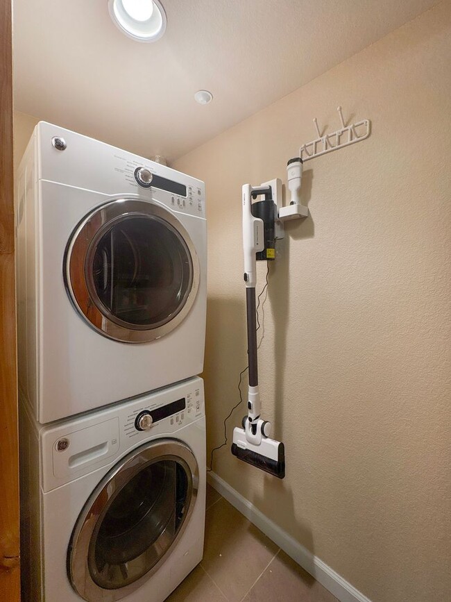 Building Photo - Move In Special! Furnished! Updated 3bed/3...