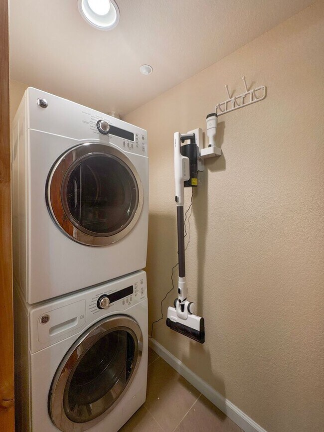 Building Photo - Move In Special! Furnished! Updated 3bed/3bath! 1 car garage! Heat included! Flexible lease terms!