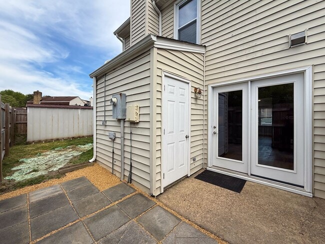 Building Photo - Double En-Suite Townhome