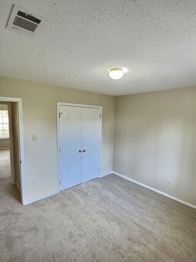 Building Photo - 3-Bedroom, 2-Bath Home Minutes From St. Ma...