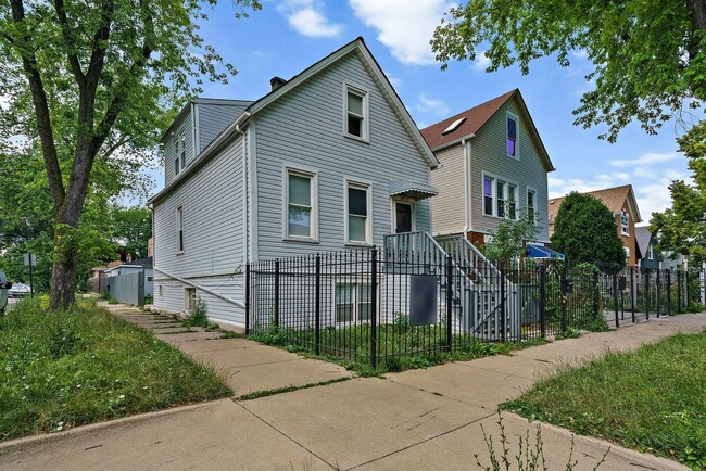 Building Photo - 1400 N Lawndale Ave