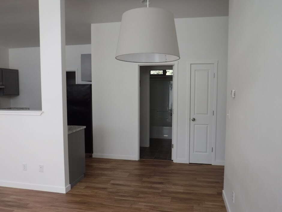 vaulted ceilings open floor plan - 5246 Northridge Road