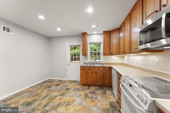 Building Photo - 2660 Oakton Glen Dr