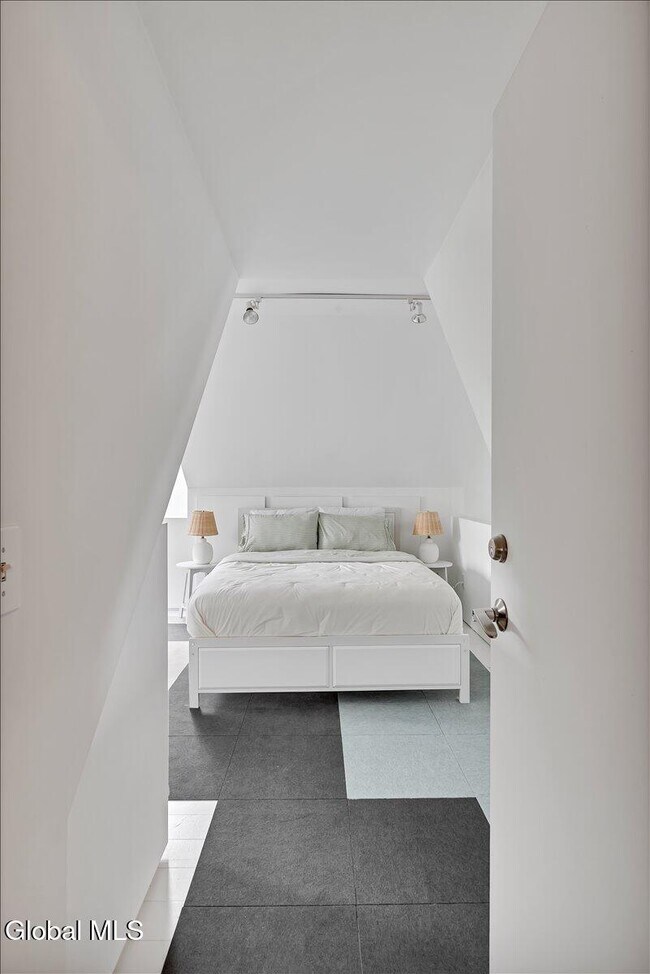 Building Photo - 18 Granite St