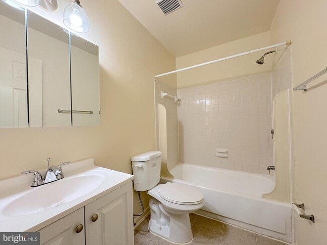 Building Photo - 4643 Logsdon Dr