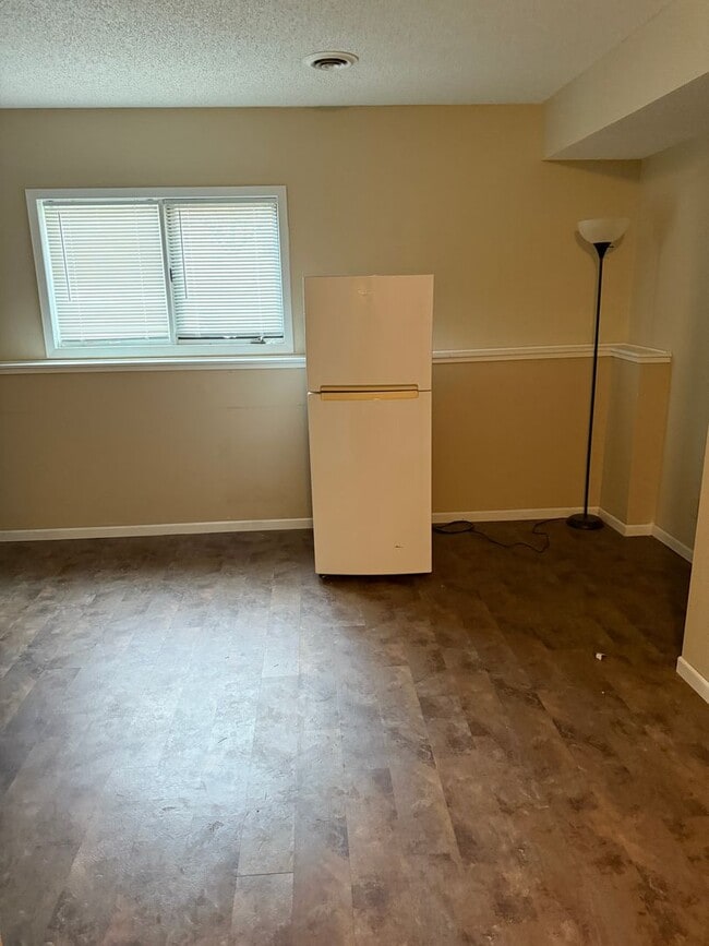 Building Photo - ~ FALL SPECIALS GALORE ~  3 Bedroom, 3 Bat...