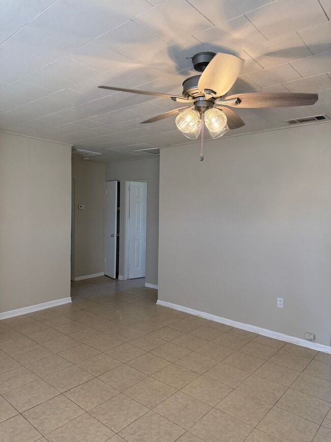 Building Photo - 2 Bedroom duplex with garage, Washer and Dryer, close to everything!!!!