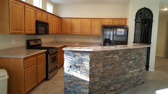 Building Photo - 3 BEDROOM 2 CAR GARAGE SINGLE STORY HOME