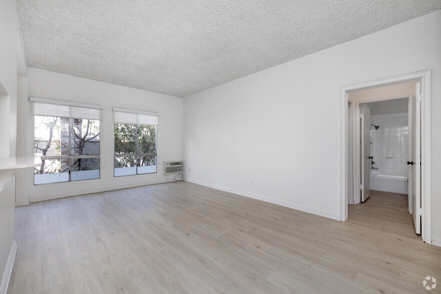 1BD, 1BA - 650SF - Living Room - 1450 Midvale