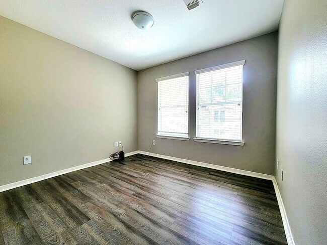 Building Photo - 77 Woodlily Pl