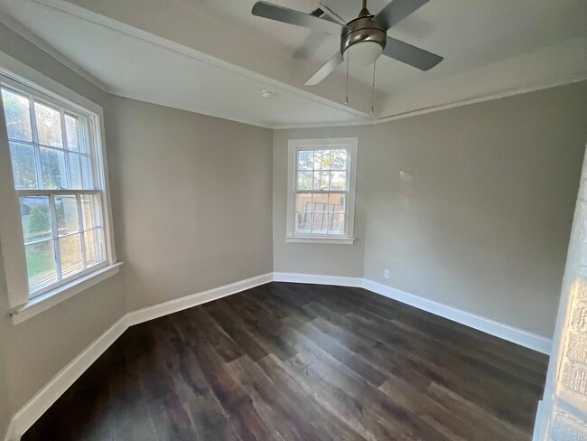 Building Photo - 133 King St