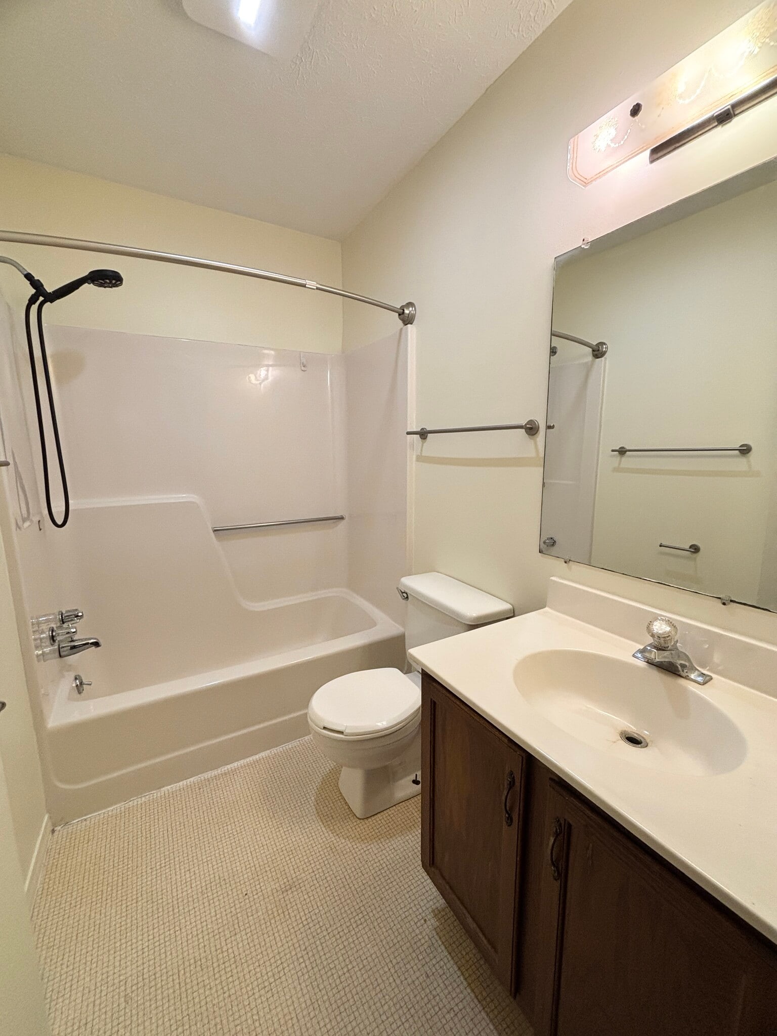 Building Photo - 528 Broadway Ave