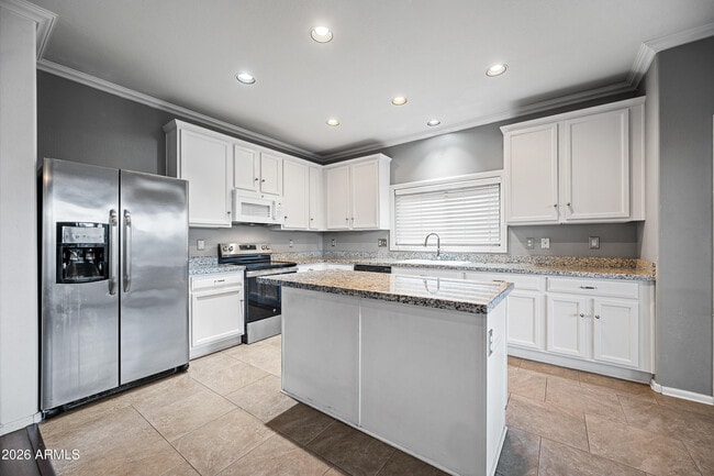 Building Photo - 10923 W Elm St