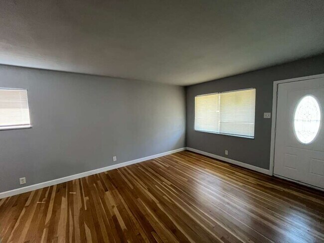 Building Photo - 3/1 on Spring Garden available 10/1/2026 - Beautiful inside + GARAGE