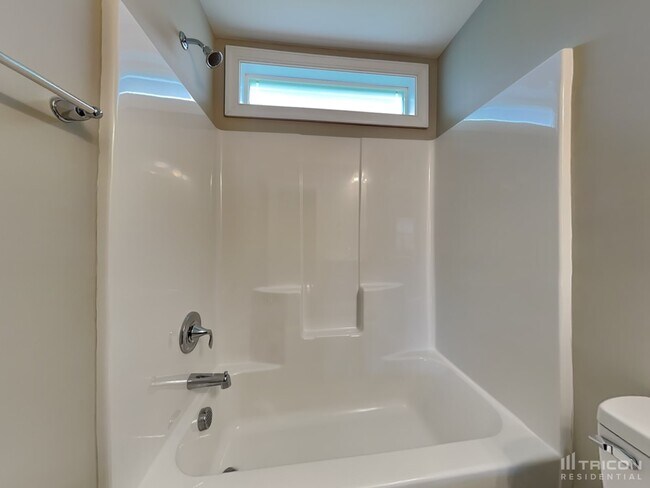 Building Photo - 653 Lakemont Dr