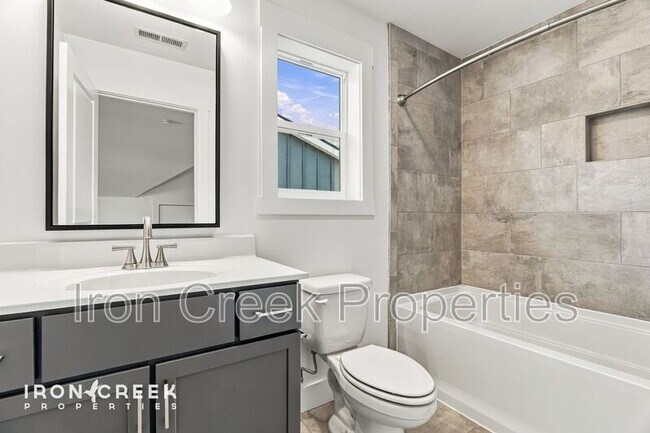 Building Photo - 17 Woodbridge Park Dr