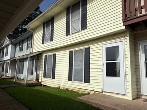 Building Photo - Timber Cove Townhomes