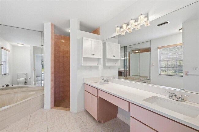 Building Photo - 1902 SE Gaskins Cir