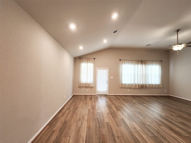 Building Photo - 10714 Clfs Vw Dr