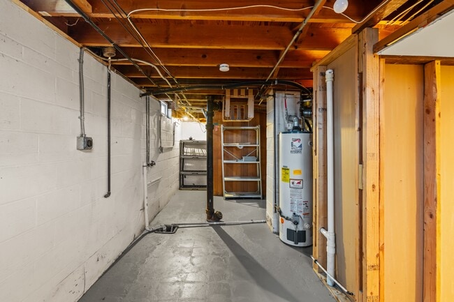 Building Photo - 5525 Sunnyside Dr