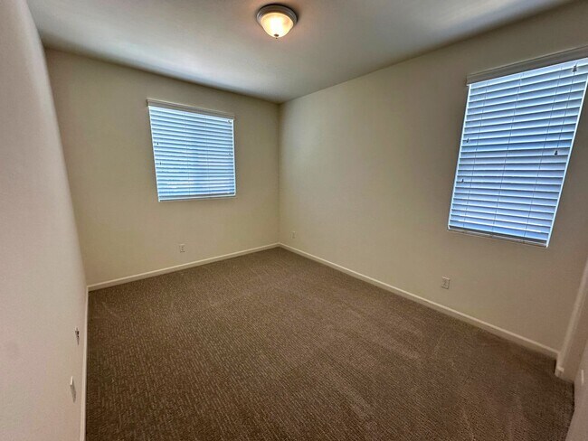 Building Photo - Stunning 4 Bedroom, 3 Bath Questa Home