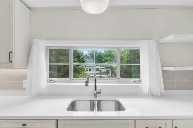 Building Photo - Historic Charmer on Signal Mountain!
